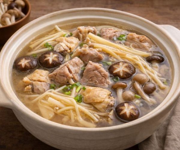 鮮菇筍絲排骨土雞湯做法：清甜不膩、湯頭超鮮的家常補湯