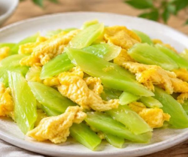 家常萵筍炒土雞蛋｜低油清爽、高營養的快速上桌菜