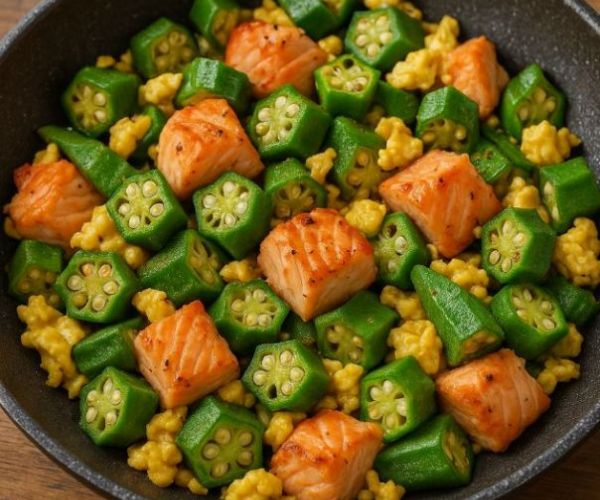 高蛋白健康餐桌首選：鮭魚爆炒秋葵土雞蛋